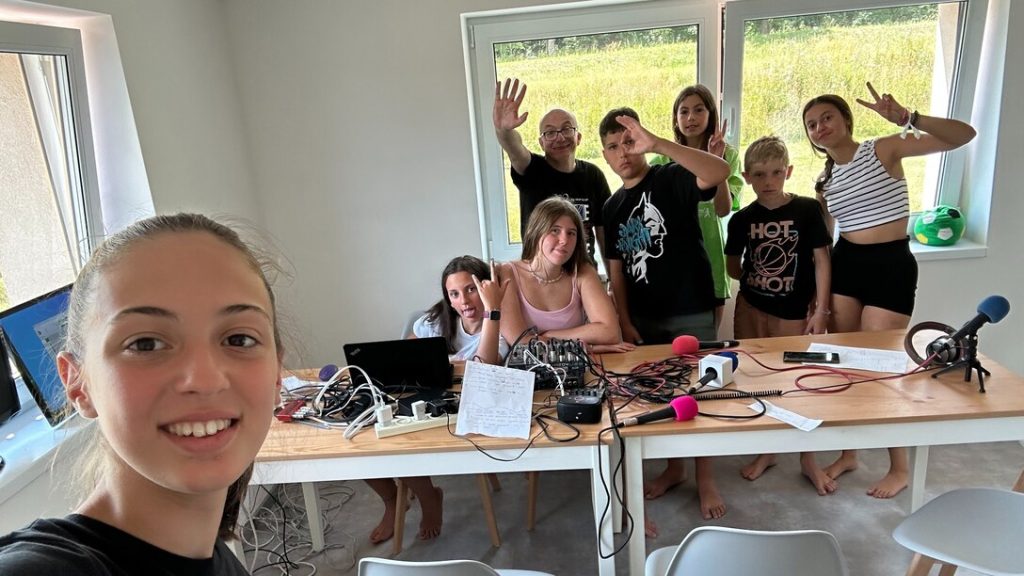 TeenBuzz radio kampovi: Izgradnja povjerenja i veza za učenike Helen Doron